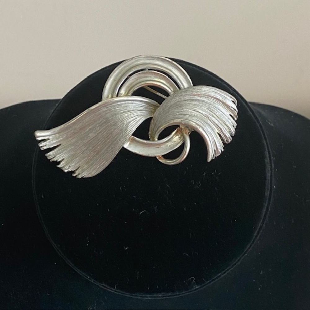 LISNER Signed Vintage Brushed Silver Tone Round Bow Open Work Brooch